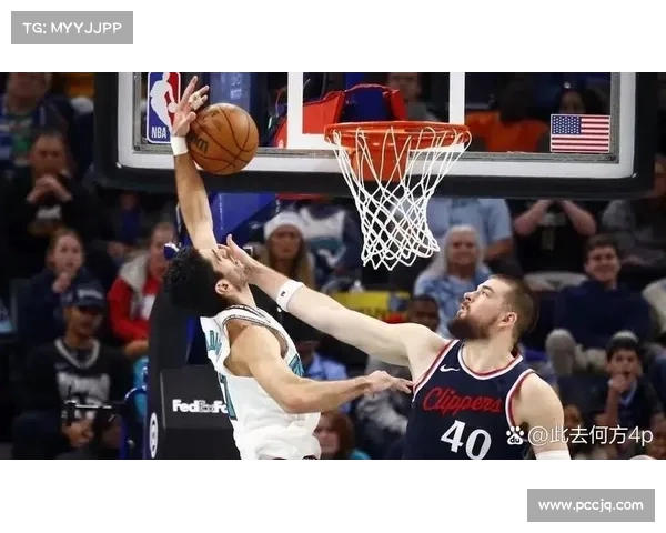 NBA暴扣集锦：看篮球巨星如何用力量与技巧征服篮筐